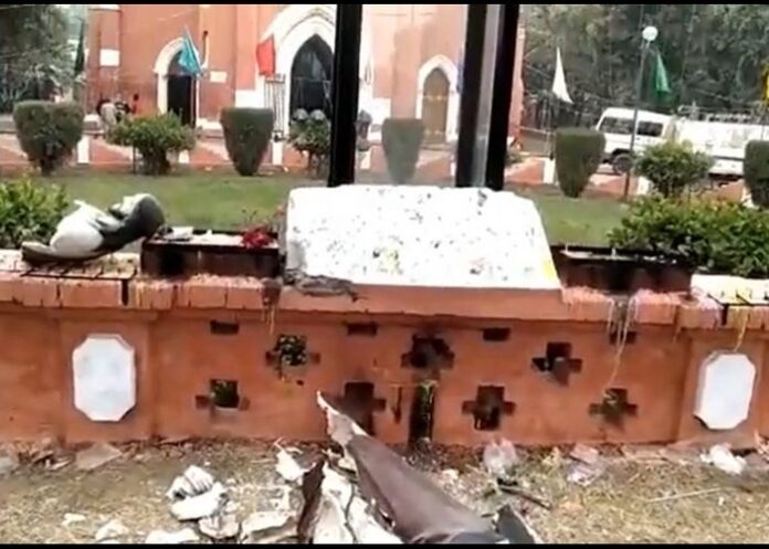 Igreja Católica vandalizada na Índia