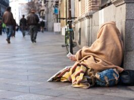 Pobreza e exclusão social: Mendigo pedindo ajuda
