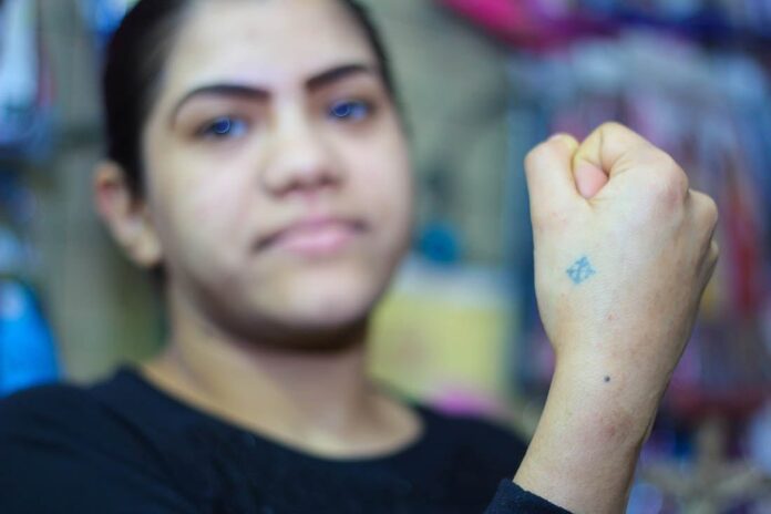 Os cristãos coptas têm a tradição de tatuar uma pequena cruz na mão ou no pulso. (Foto: Portas Abertas EUA).