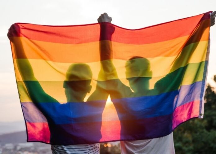 Homossexuais com a bandeira do ativismo gay