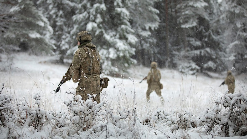 Soldados ucranianos realizando manobras de treinamento perto da fronteira com a Rússia em dezembro de 2021