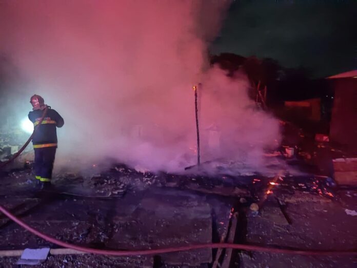 Bombeiros apagam incêndio que destruiu a casa do pastor e a igreja em Palmas (PR)