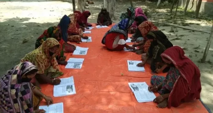 Cristãos adultos recebem aulas de alfabetização em Bangladesh