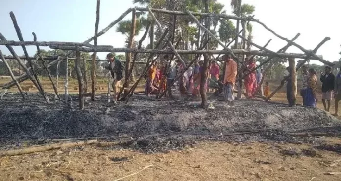 Cristãos se reúnem na igreja reduzida a cinzas na vila de Kistaram, na Índia.