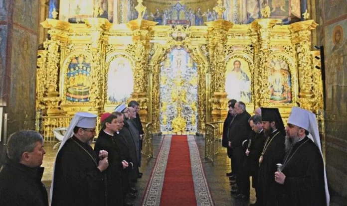 Cristãos e judeus orando juntos na Ucrânia