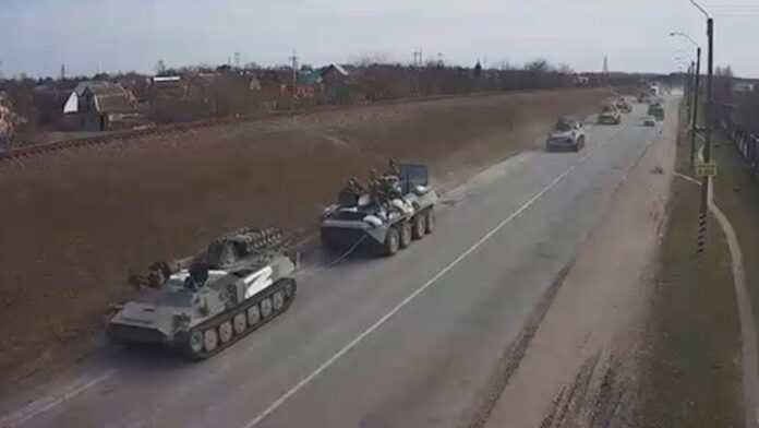 Tanques da Rússia em estrada da Ucrânia