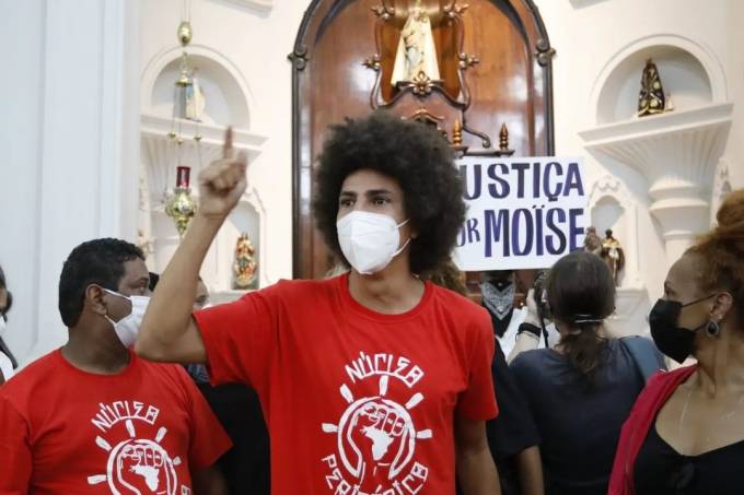 Vereador Renato Freitas com ativistas fazendo protestos dentro da Igreja Católica (Foto: Renato Freitas-Instagram)