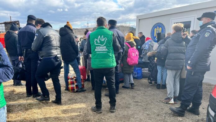 A equipe da Remar está ajudando a acolher refugiados ucranianos na fronteira com a Romênia.