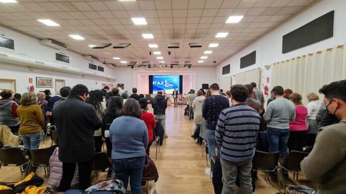 Culto de oração pela Ucrânia em uma igreja em Barcelona, na Espanha