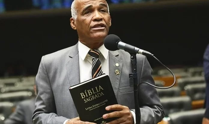O deputado Pastor Sargento Isidório no plenário da Câmara dos Deputados. (Foto: Agência Câmara de Notícias)