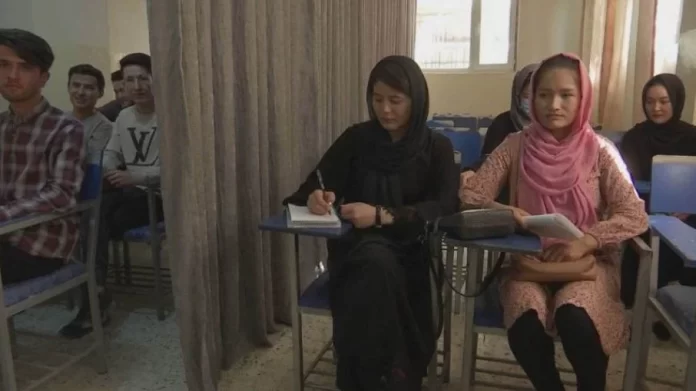 Sala de aula no Afeganistão separando meninos e meninas