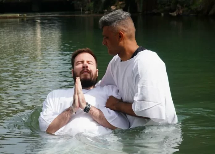 Thiago Nigro é batizado no Rio Jordão