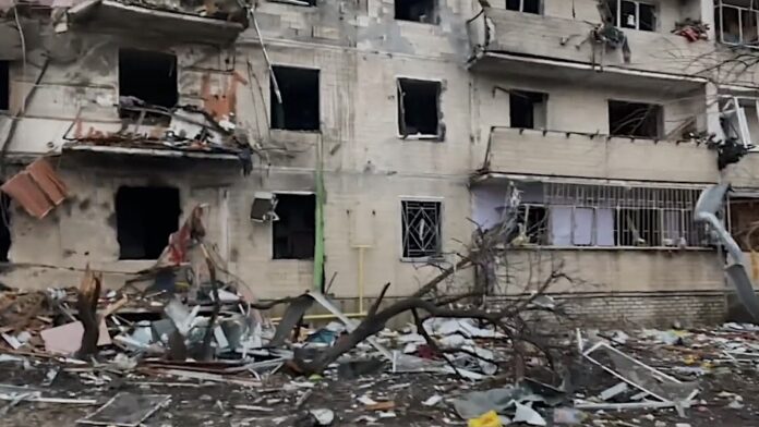 Um edifício residencial atingido por um ataque do exército russo em Kiev, na Ucrânia