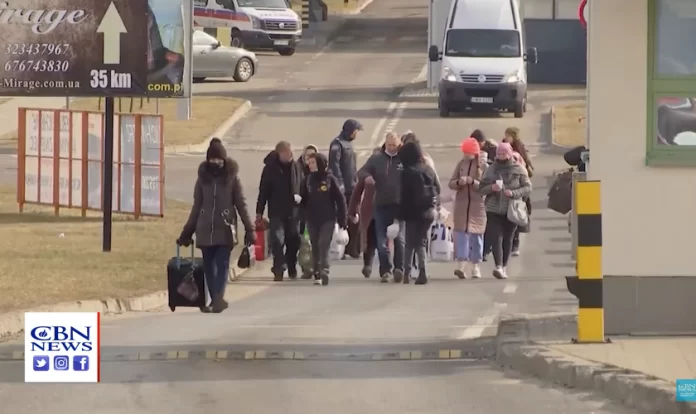 Em Lviv, milhares de ucranianos chegam de trem e recebem ajuda da comunidade cristã. (Foto: Reprodução/CBN News).