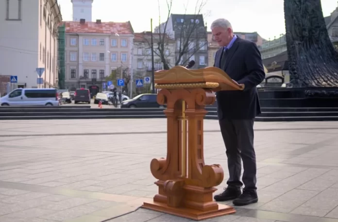 Evangelista Franklin Graham prega um sermão de Páscoa em Lviv, Ucrânia, em 17 de abril de 2022.