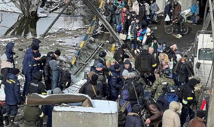 Civis sendo transferidos de Irpin para Kiev em meio a ataques russos.