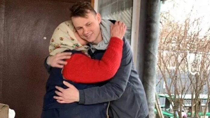 Mulher abraça um dos missionários da Word of Life (Palavra de Vida) na Ucrânia após receber ajuda humanitária. (Foto: Reprodução / Word of Life)
