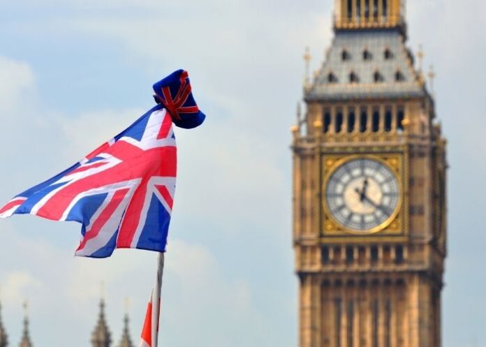 Bandeira da Grã-Bretanha ao lado do Big Ben