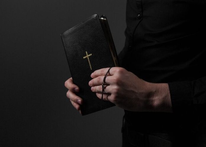 Homem segurando uma Bíblia (ilustração)