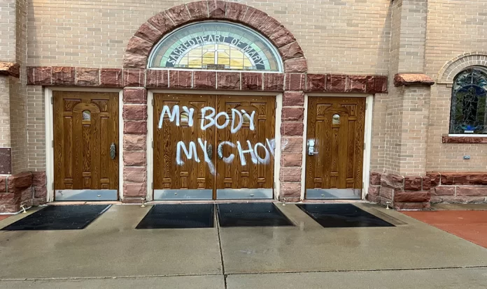 Vândalos pró-aborto picharam a fachada de igreja católica na cidade de Boulder