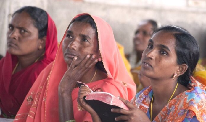 Mulheres ex-hindus ouvindo a pregação do Evangelho, na Ásia