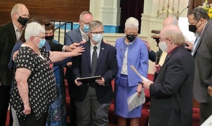 Joel Dugan, uma mulher biológica de 63 anos, foi consagrado como ministro. (Foto: Baptist News Global).