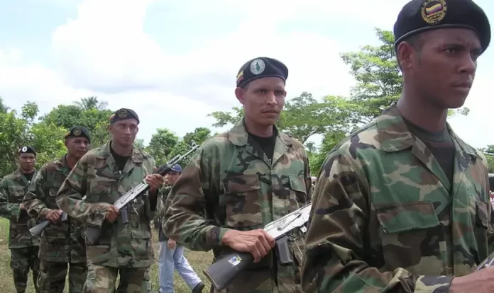Bloqueio de estradas e desalojamentos são algumas das ações dos grupos armados na Colômbia