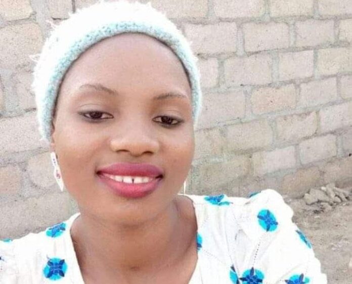 Deborah Samual Yakubu, estudante universitária cristã queimada por colegas muçulmanos da faculdade, na Nigéria