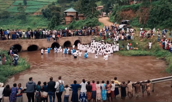232 pessoas foram batizadas em Uganda. (Foto: Reprodução/Alfa Omega News)