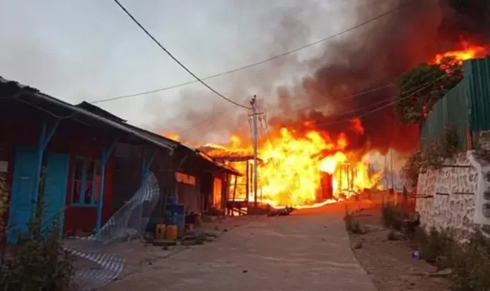 Igreja incendiada em Mianmar. (Foto: Reprodução/Portas Abertas/Twitter Chin Human Rights Org)