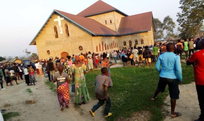 Cristãos na frente de uma igreja no Congo