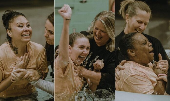 Detentas sendo batizadas durante evangelismo do ministério God Behind Bars. (Foto: Instagram/God Behind Bars)