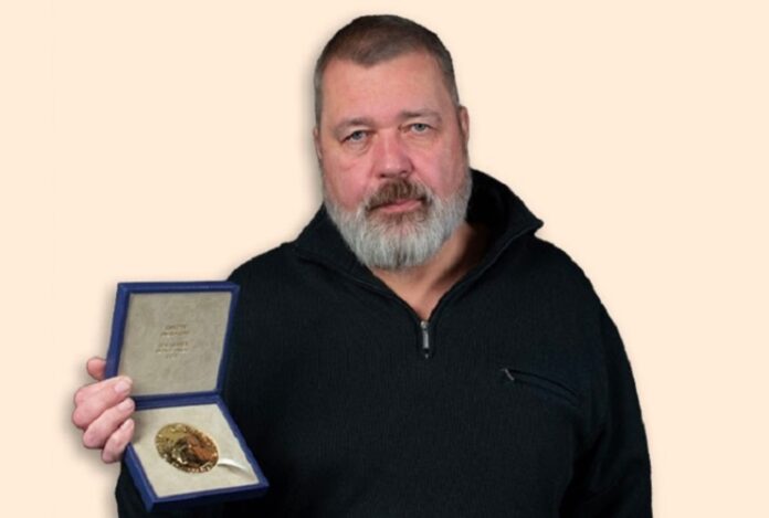 Dmitry Muratov com a medalha do Prêmio Nobel da Paz recebido em 2021