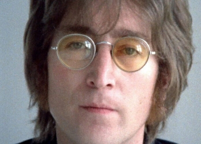 John Lennon era cantor, compositor e fundador da banda Beatles.