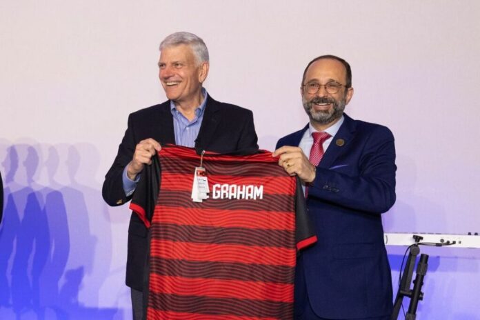 Franklin Graham é presenteado com uma camisa do Flamengo personalizada (Foto: Billy Graham Evangelistic Association)