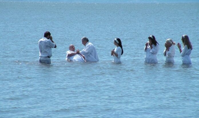 Batismo na praia. (Foto ilustrativa)
