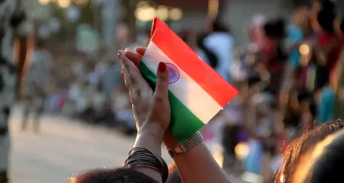 Bandeira da Índia nas mãos de uma mulher