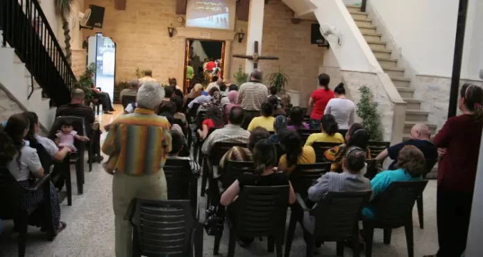 Cristãos em um Centro de Esperança em uma igreja histórica, no Iraque