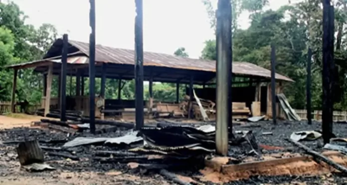 Igreja cristã destruída pelo fogo (foto representativa)