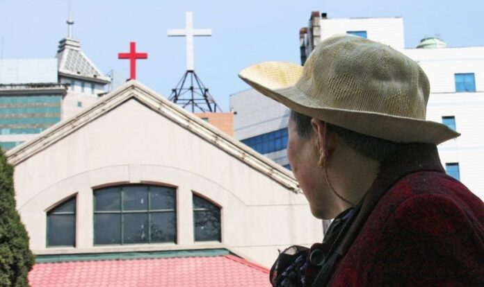 Pastor tem usado estratégias para continuar pastoreando sua congregação em meio à repressão na China.