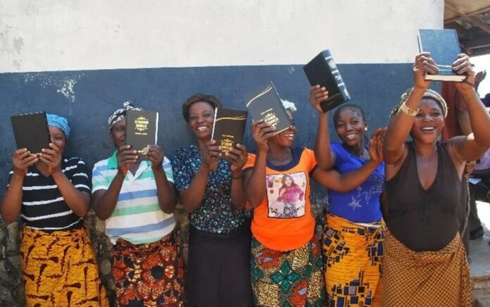 Nigerianos comemoram a chegada de Bíblias em sua aldeia. (Foto: Reprodução/UBS na Nigéria)
