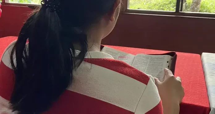 Adolescente cristã lendo a Bíblia (imagem ilustrativa)