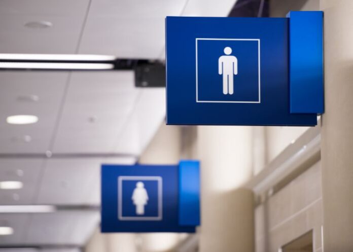 Placas indicativas dos banheiros masculino e feminino