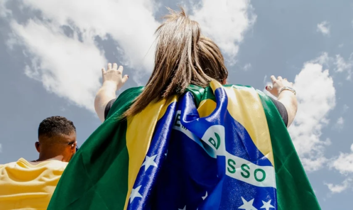 Mulher com a bandeira do Brasil em momento de oração (Foto: Imagem ilustrativa)