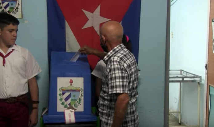 Eleitor em Cuba votando