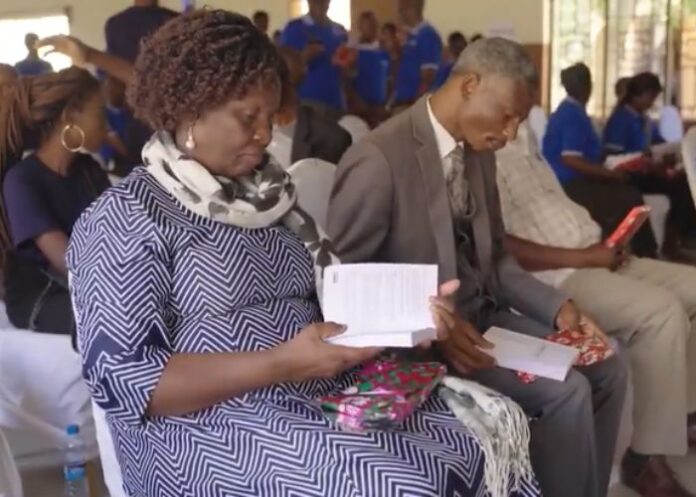Cristãos lendo a Bíblia na Zâmbia