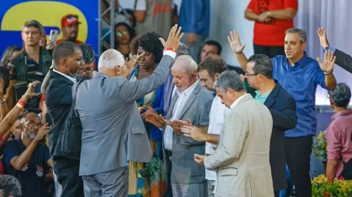 Pastores oram por Lula durante encontro com evangélicos em São Gonçalo