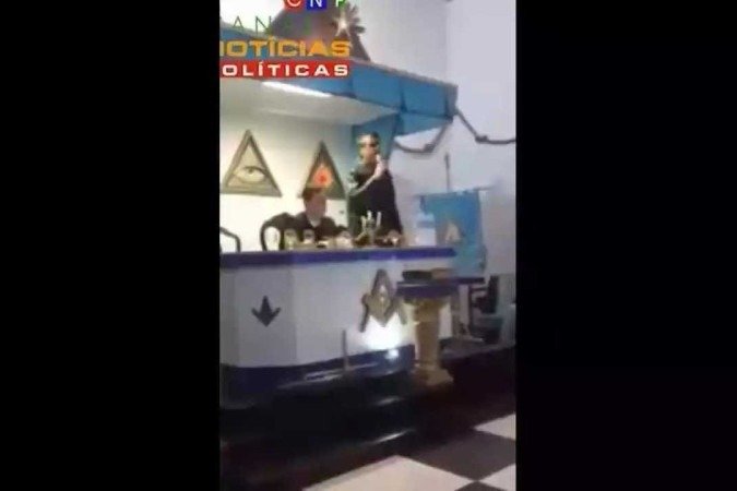 Print de vídeo onde Bolsonaro discursa em um templo da Maçonaria.