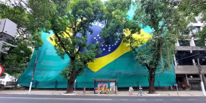 Bandeira do Brasil gigante na sede da Assembleia de Deus em Belém do Pará