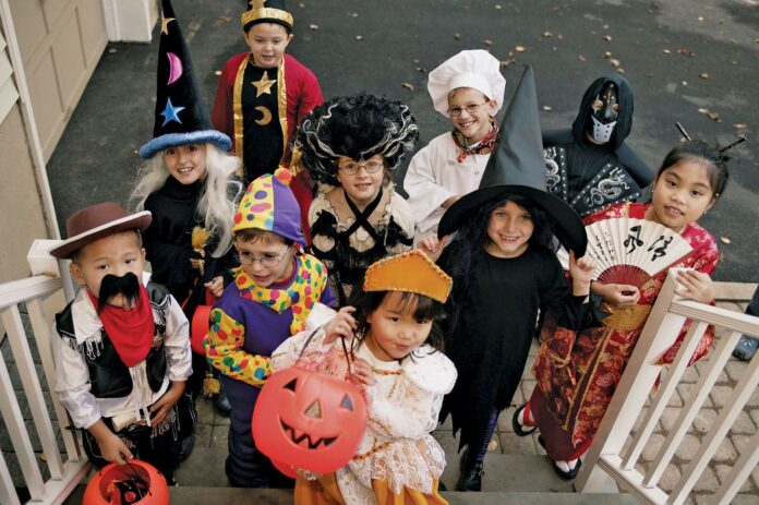 Crianças vestidas com roupas do Dia das Bruxas